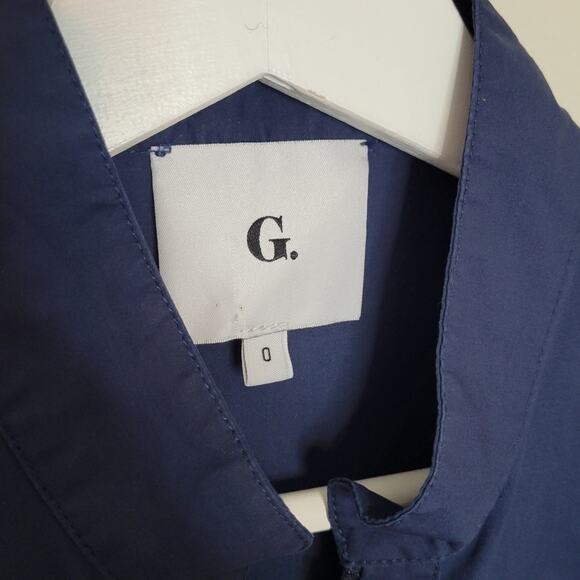 G. LABEL BY GOOP Anjelica Zip-Front Top in Navy 0 - Picture 7 of 11